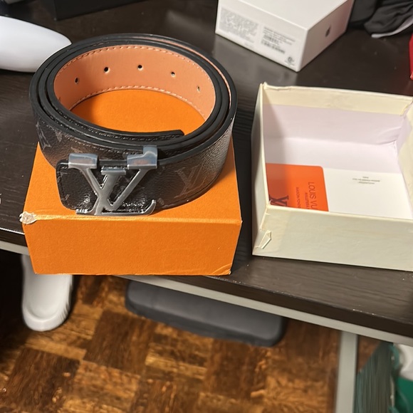 Luis Vuitton belt - Picture 2 of 3